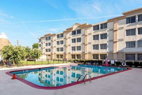 Ramada by Wyndham Birmingham Airport, Pool