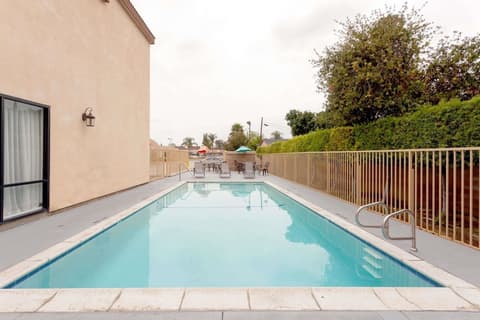 Howard Johnson Hotel & Suites by Wyndham Pico Rivera, Pool