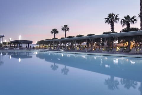 Nirvana Cosmopolitan, Pool