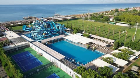 Nirvana Cosmopolitan, Pool