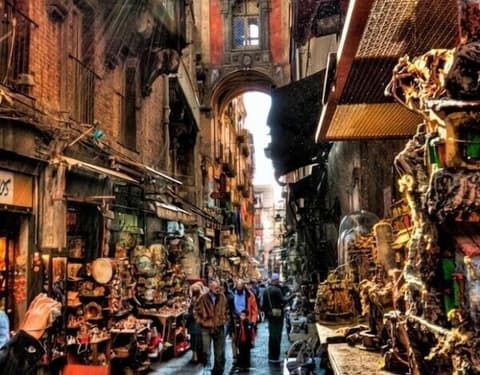 Dei Decumani, Exterior