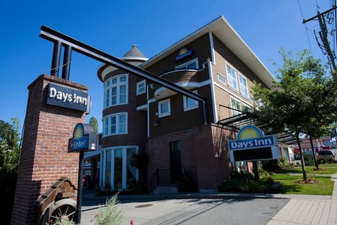 Days Inn by Wyndham Surrey, Front of property