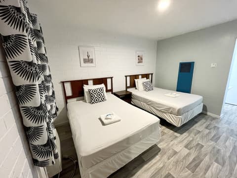 The Postcard Motel, Room