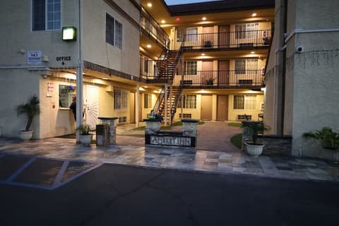 Lambert Inn, Front of property