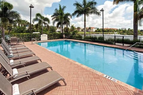 Hawthorn Extended Stay by Wyndham West Palm Beach, Outdoor pool
