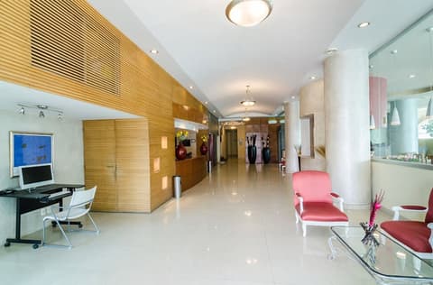 San Francisco Business Class, Lobby