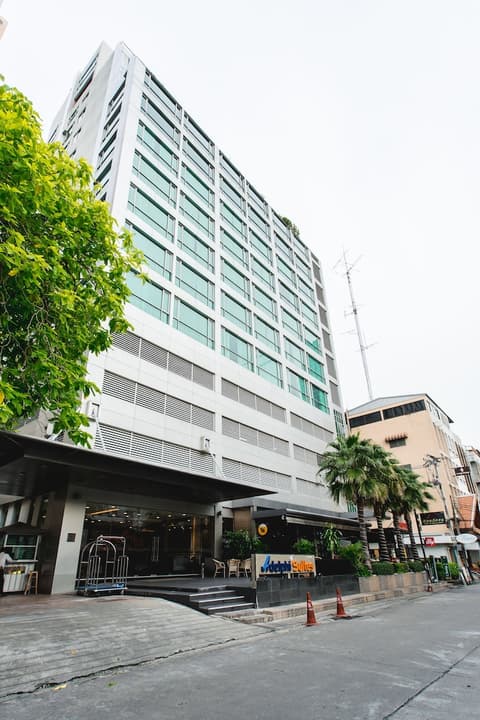 Adelphi Suites Bangkok, Front of property
