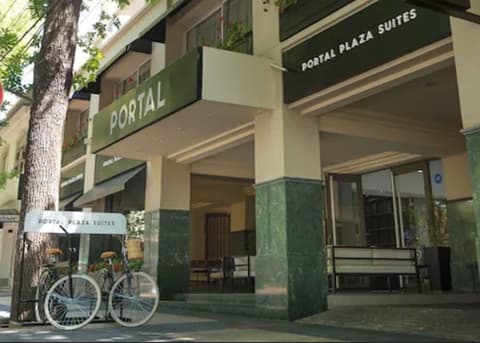 Portal Plaza Suites, Front of property