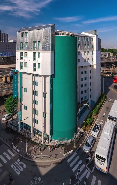 Hotel Reseda, Front of property