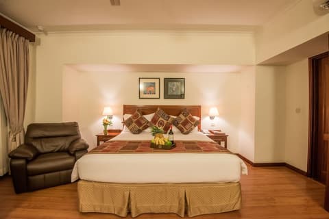 Sea Cliff Court, Room