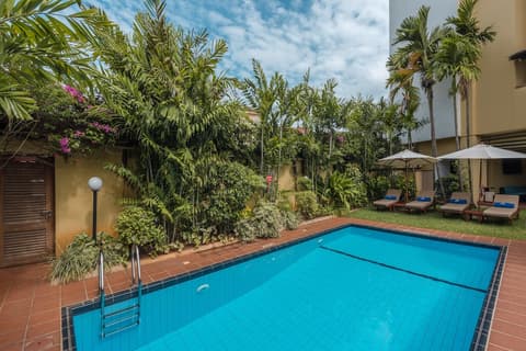 Sea Cliff Court, Pool
