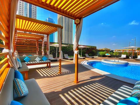 Somerset West Bay Doha, Pool