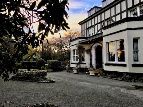 Brook Hall Hotel, Front of property