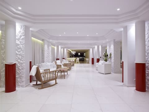 Dimitra Beach Hotel & Suites, Lobby sitting area