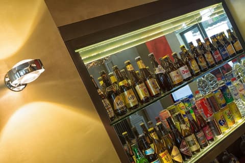 Neufchatel Belgian Hotel, Bar (on property)