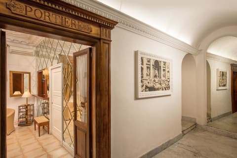 Suite Opera Rooms, Interior entrance