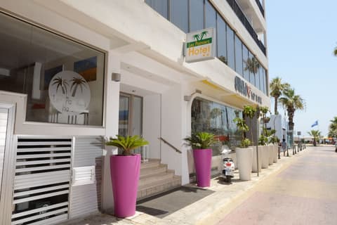 Les Palmiers Beach Hotel, Front of property