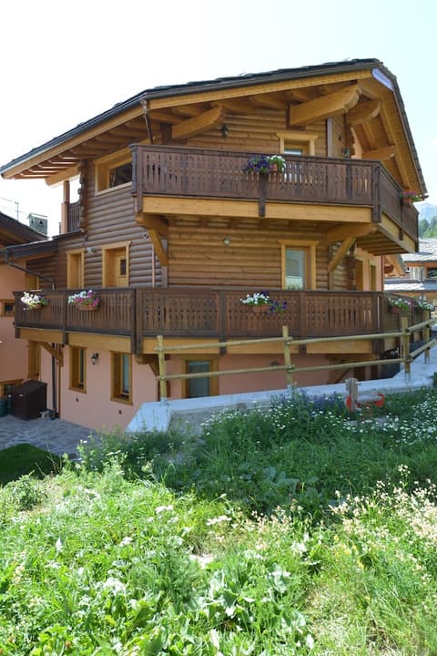 Hotel L'Espoir, Front of property