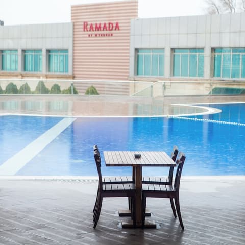 Ramada by Wyndham Baku, Outdoor pool