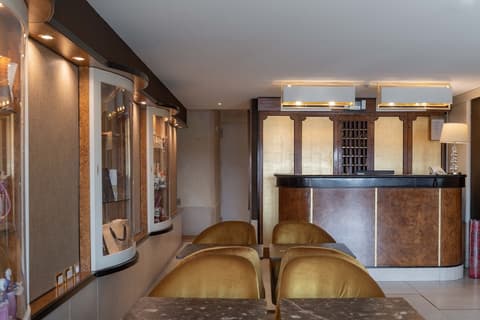 Hotel Paganelli, Interior entrance