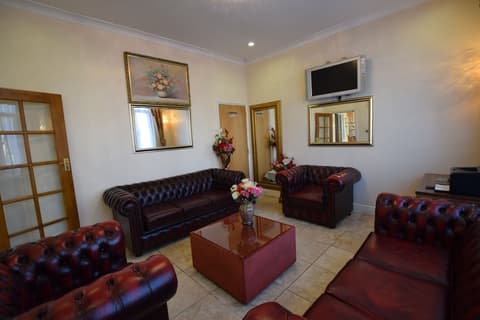 Cranbrook Hotel, Lobby