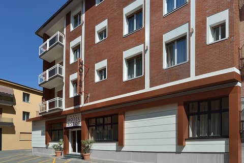 Hotel Astor, Front of property