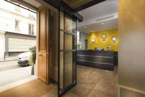 Hôtel International Paris, Interior entrance