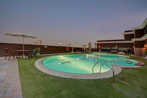 Royal Ascot Hotel, Pool