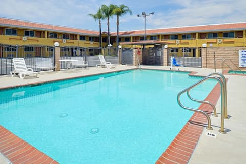 Americas Best Value Inn Azusa Pasadena, Outdoor pool