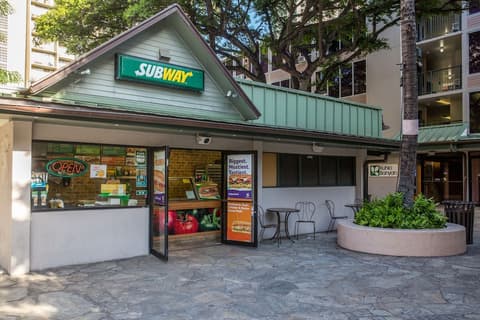 Kuhio Banyan Club, Food and drink