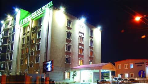 White House Hotel, Property entrance