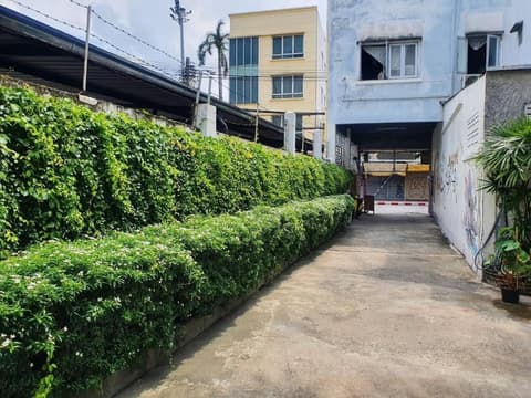 Dinsomon, Property grounds