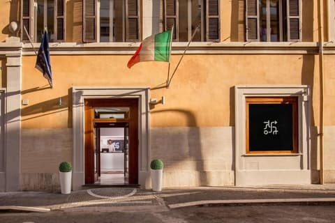 Crossroad Hotel, Front of property