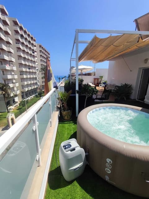 Bajondillo Beach Cozy Inns, Outdoor spa tub