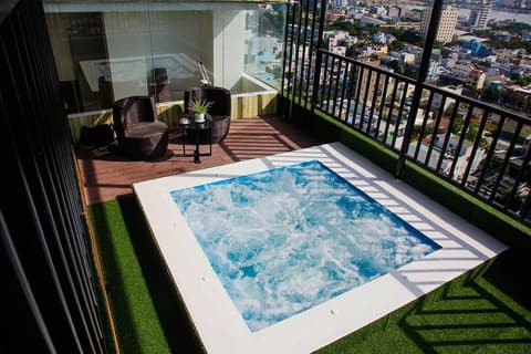 Gemma Hotel & Apartment Near Dragon Bridge, Rooftop pool