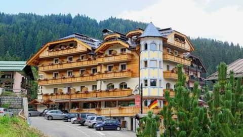 Hotel Diana, Front of property