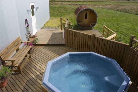 Lambastadir Guesthouse, Outdoor spa tub