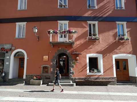 Albergo Gufo, Front of property