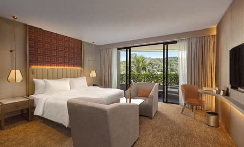 The Golden Crown Hotel, 