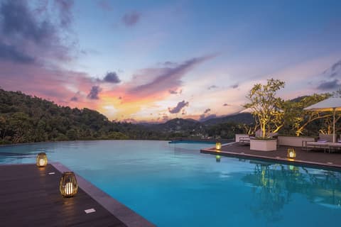 The Golden Crown Hotel, 