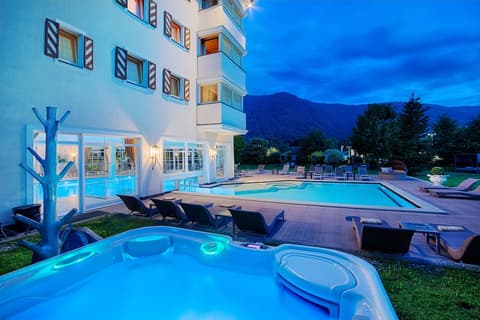 Majestic – Unique Spa Resort, Outdoor spa tub