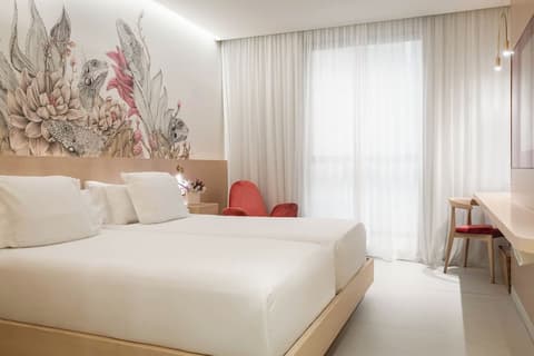 45 Times Barcelona, Room