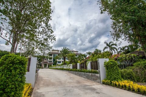 Wanarom Residence Hotel, Property entrance