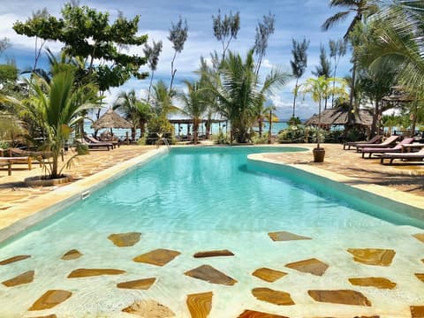 Promised Land Lodge, Pool