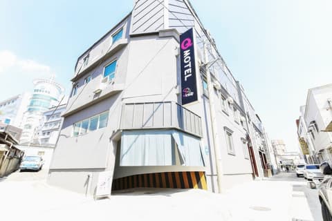 Happy Q Motel, Front of property