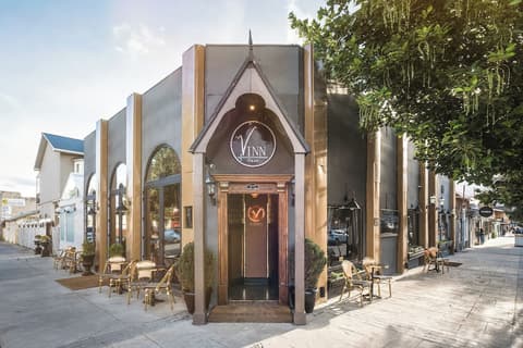 Vinnhaus, Front of property