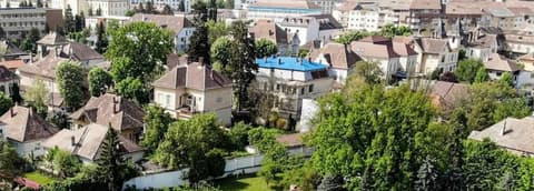 Hotel Republique, Property grounds