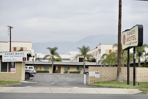 Sands Motel, Front of property