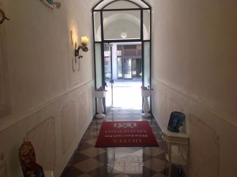 Antico Hotel Moderno, Interior entrance
