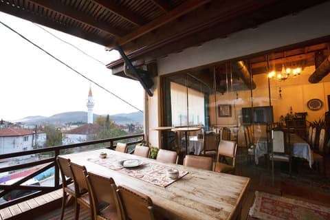 Kirazli Sultan Konak, Lobby sitting area